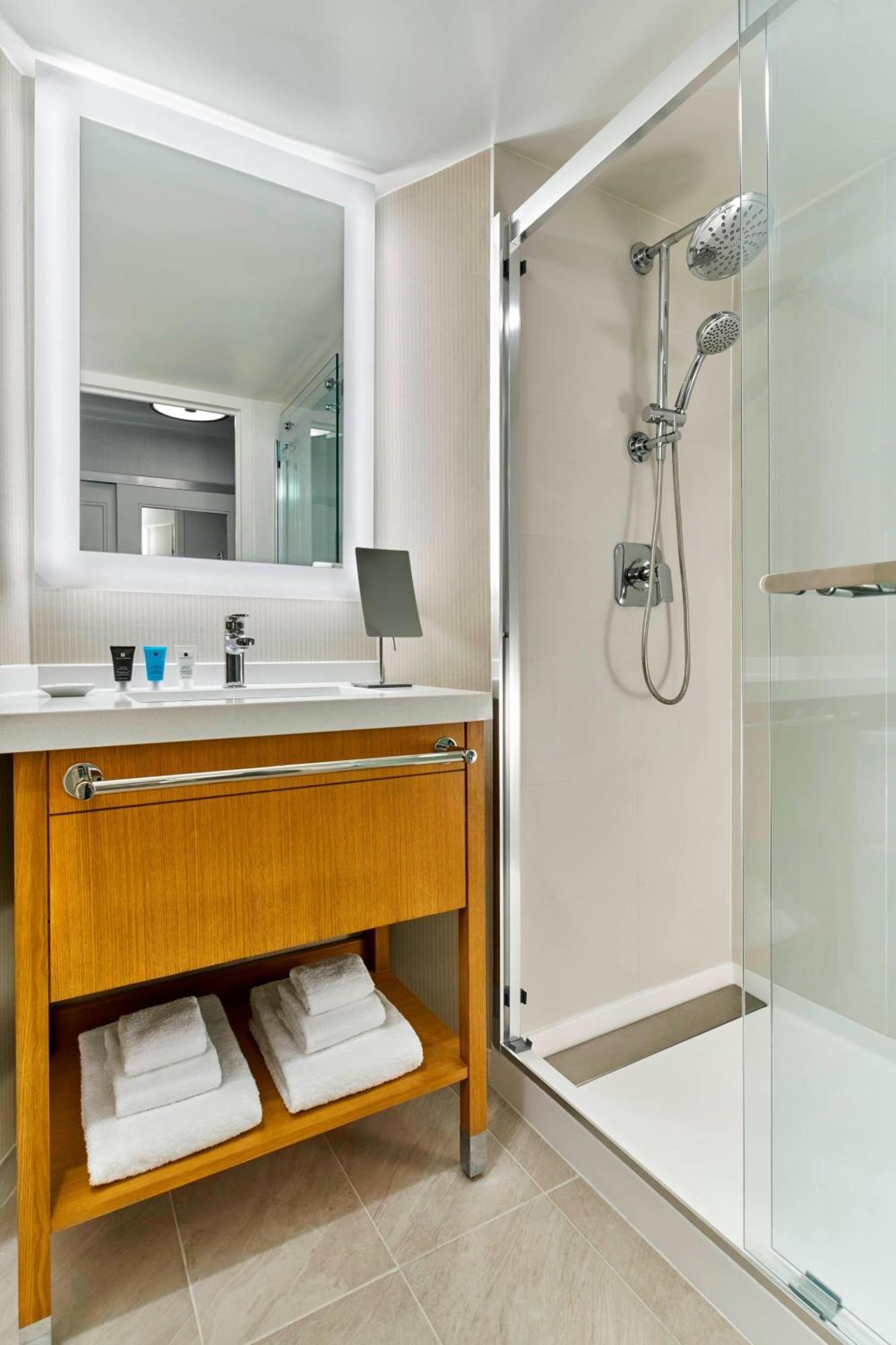 Delta Hotels By Marriott Richmond Downtown Екстериор снимка