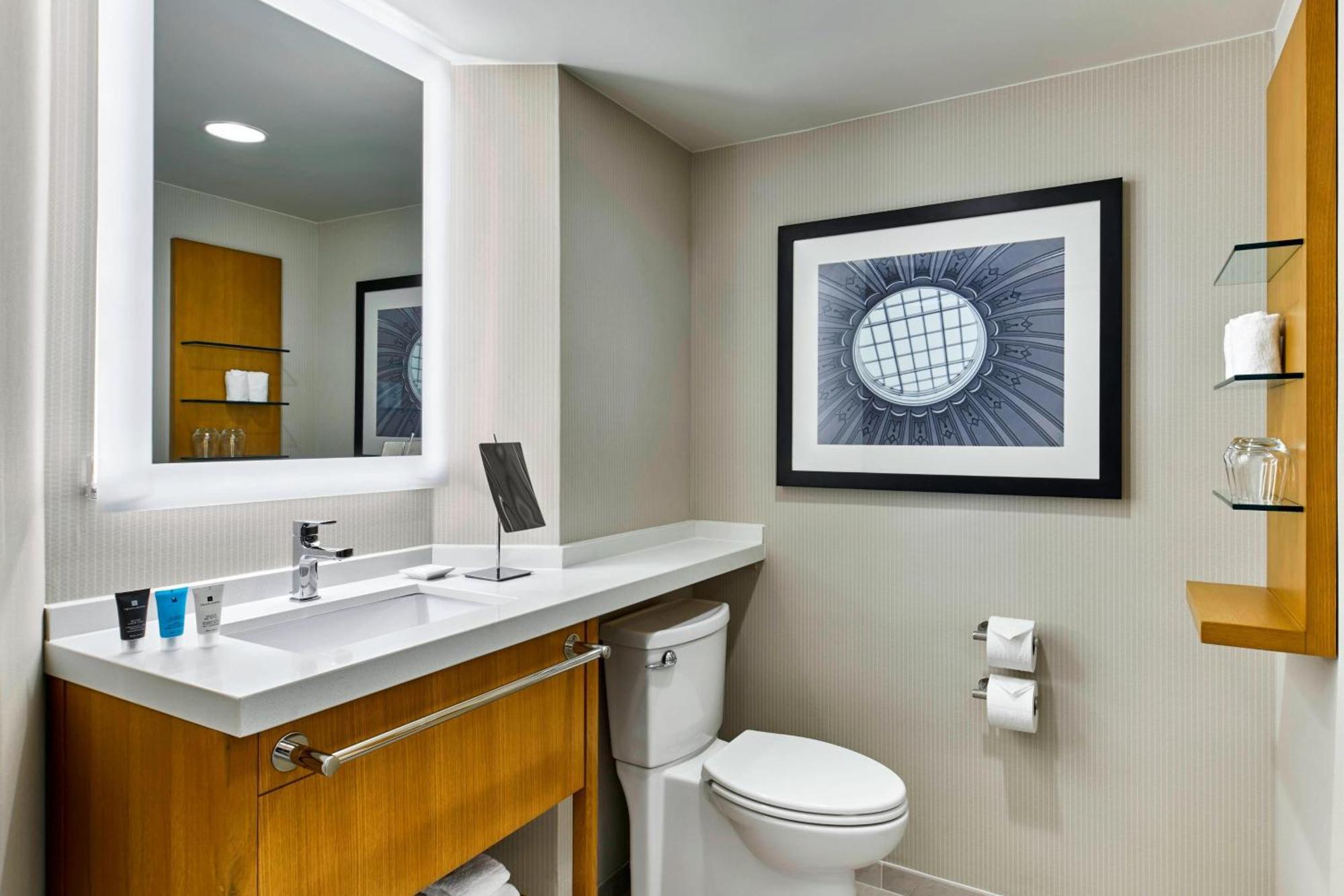 Delta Hotels By Marriott Richmond Downtown Екстериор снимка