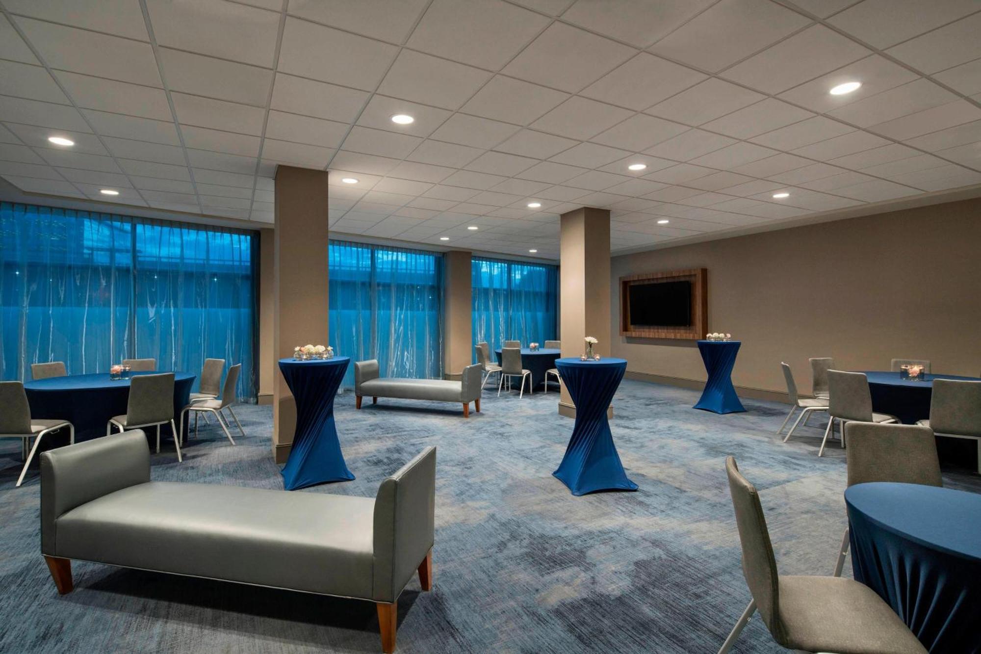 Delta Hotels By Marriott Richmond Downtown Екстериор снимка